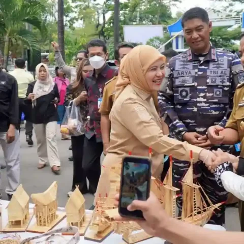 GPM Serentak Makassar Aliyah Mustika Ilham Pastikan Harga Pangan Terjangkau 17 Aliyah Mustika Ilham meninjau stan Gerakan Pangan Murah Serentak di halaman TVRI Sulsel Makassar Senin 13 Oktober 2025.