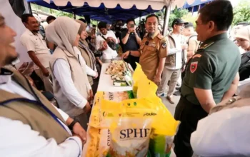 GPM Serentak Sulsel 24 Daerah Harga Pangan Lebih Murah 6 Gubernur Sulsel Andi Sudirman Sulaiman meninjau stan beras SPHP dan bahan pokok pada Gerakan Pangan Murah Serentak di halaman TVRI Sulsel, Makassar, Senin 13 Oktober 2025.