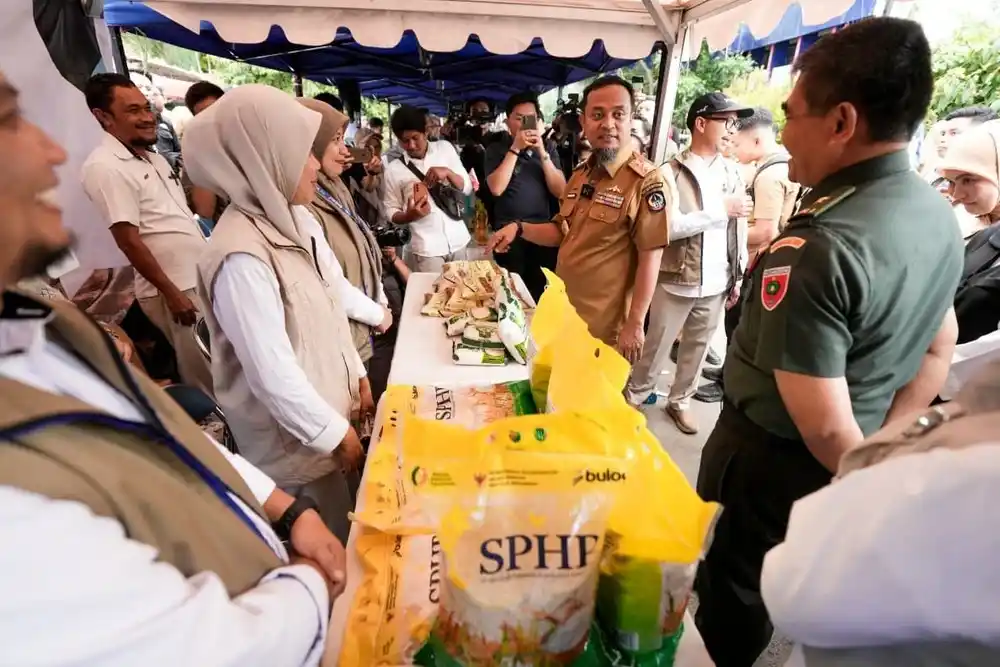 GPM Serentak Sulsel 24 Daerah Harga Pangan Lebih Murah 1 Gubernur Sulsel Andi Sudirman Sulaiman meninjau stan beras SPHP dan bahan pokok pada Gerakan Pangan Murah Serentak di halaman TVRI Sulsel, Makassar, Senin 13 Oktober 2025.