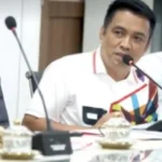 Ketua Komisi D Ari Azhari Ilham memimpin rapat monev Dispora Makassar Jumat 11 Juli 2025