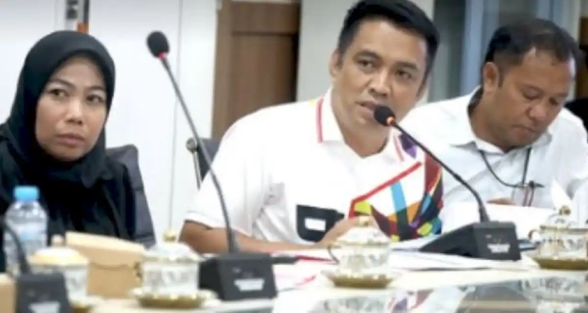 Ketua Komisi D Ari Azhari Ilham memimpin rapat monev Dispora Makassar Jumat 11 Juli 2025