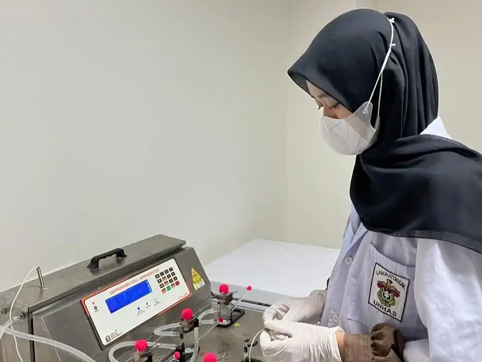 Mahasiswa Farmasi Unhas Kembangkan Hydrogel pH-Responsif untuk Kanker Serviks 2 Peneliti Farmasi Unhas menyiapkan uji perangkat diffusion cell untuk formulasi hydrogel eugenol di laboratorium