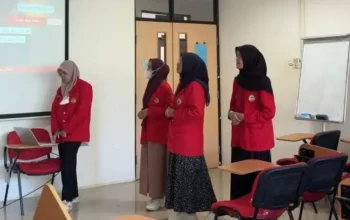 Mahasiswa Farmasi Unhas Kembangkan Hydrogel pH-Responsif untuk Kanker Serviks 6 Mahasiswa Farmasi Unhas mempresentasikan riset hydrogel pH-responsif untuk terapi kanker serviks di Makassar 05/10/2025