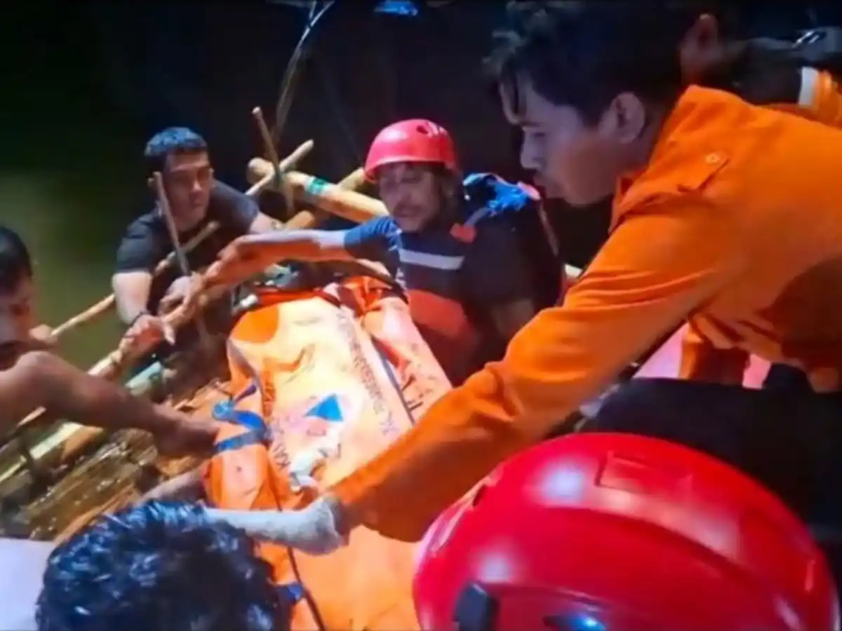 Evakuasi jenazah Nur Ichsan oleh tim SAR gabungan di Sungai Jeneberang Gowa Sabtu malam 11 Oktober 2025.