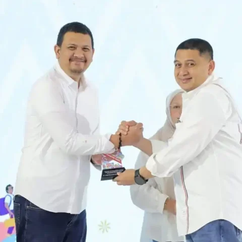 Makassar Raih Investasi Rp38.8 T FinExpo 2025 Dorong Literasi Keuangan dan UMKM 14 Wali Kota Makassar Munafri Arifuddin menerima cendera mata saat pembukaan FinExpo 2025 di Trans Studio Mall Makassar
