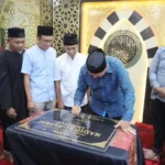 Munafri Arifuddin menandatangani prasasti peresmian Masjid Al Rahmat Amaryllis di Makassar 10 Oktober 2025.