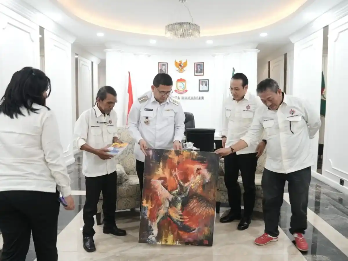 Munafri Arifuddin menerima Dewan Kesenian Makassar sambil meninjau karya seni di Balai Kota Makassar 01/10/2025