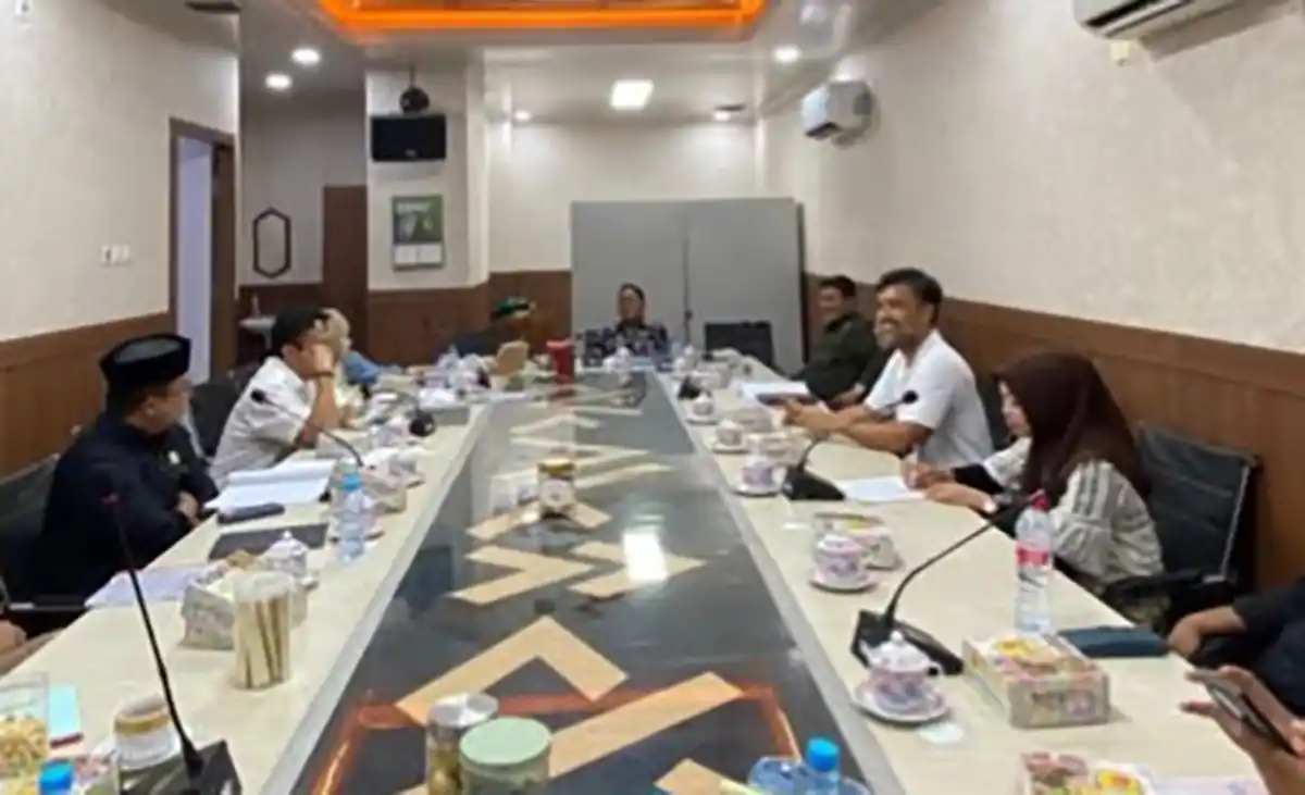 Perumda Parkir Paparkan Program Antikebocoran PAD di Rapat Monev Komisi B DPRD Makassar 1 Rapat Monev Komisi B DPRD Makassar bersama Perumda Parkir Makassar Raya Jumat 11 Juli 2025