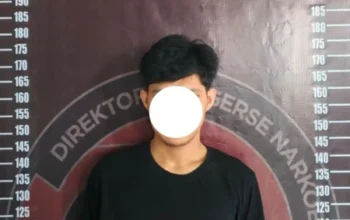 Polda Sulbar Bongkar 30 Gram Sabu Dua Tersangka Ditangkap 6 Tersangka kasus sabu Ditresnarkoba Polda Sulbar dengan wajah disamarkan saat pemotretan identifikasi di Mamuju pada Kamis 02 Oktober 2025.