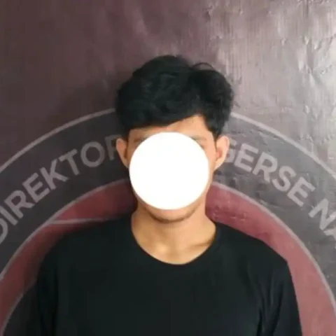 Polda Sulbar Bongkar 30 Gram Sabu Dua Tersangka Ditangkap 18 Tersangka kasus sabu Ditresnarkoba Polda Sulbar dengan wajah disamarkan saat pemotretan identifikasi di Mamuju pada Kamis 02 Oktober 2025.
