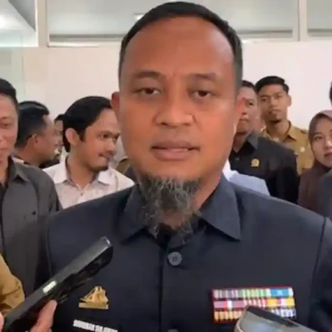 RAPBD Sulsel 2026 Target Pendapatan Rp10.99 Triliun Turun Transfer 20 Gubernur Andi Sudirman Sulaiman memberi keterangan usai rapat paripurna pengantar Nota Keuangan RAPBD 2026 di Makassar.