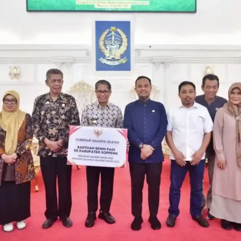Rp17 Miliar untuk Sidrap dan Bantuan Benih Padi untuk Soppeng–Sidrap Diserahkan Gubernur Andi Sudirman 14 Gubernur Sulsel Andi Sudirman Sulaiman menyerahkan bantuan benih padi dan bantuan keuangan di Rumah Jabatan Gubernur Sulsel 10 Oktober 2025.