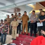 Massa Laskar Merah Putih menyampaikan aspirasi soal SPMB afirmasi di depan kantor pemerintah Makassar Senin 15 Juli 2025