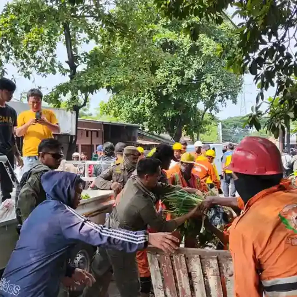 Satpol PP Makassar Tertibkan Pasar Tumpah Dr Leimena