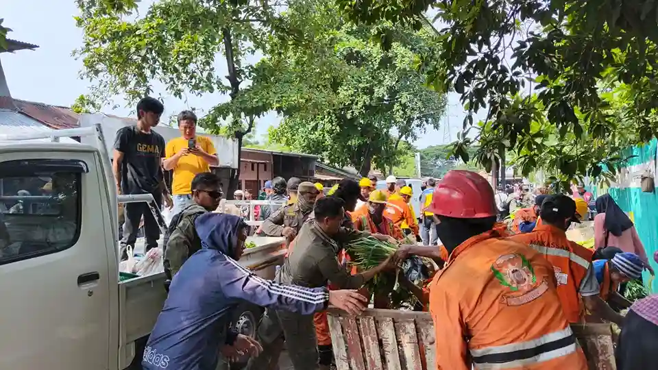 Satpol PP Makassar Tertibkan Pasar Tumpah Dr Leimena 1 Satpol PP Makassar dan petugas kebersihan menertibkan pasar tumpah di Jln Dr Leimena, Panakkukang, Sabtu 25 Oktober 2025