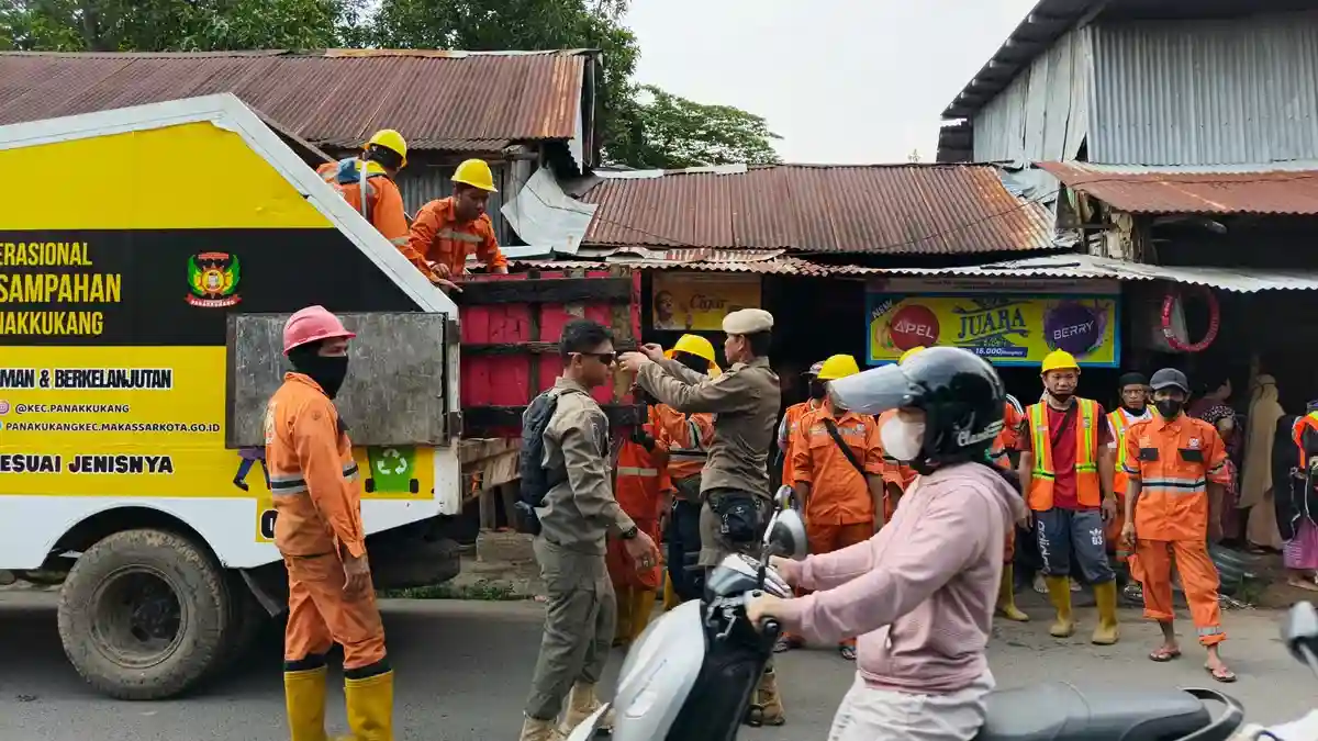 Satpol PP Makassar Tertibkan Pasar Tumpah Dr Leimena 2 Armada operasional kebersihan dan Satpol PP dikerahkan saat penertiban pasar tumpah Dr Leimena, Makassar, Sabtu 25
