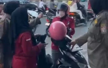 Peminta sumbangan liar di lampu merah Masjid Raya Makassar, Kamis 02-10-2025