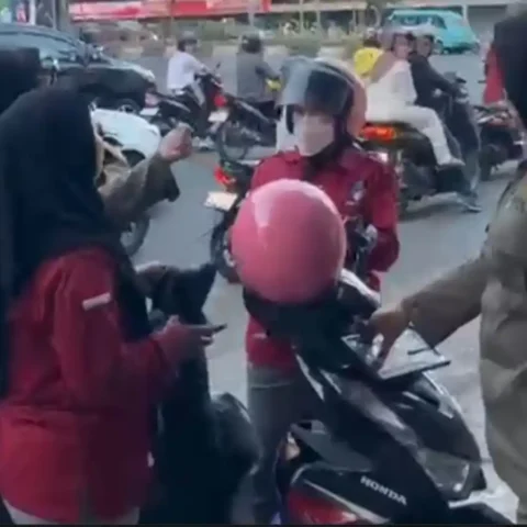 Viral Kelompok Minta Sumbangan di Lampu Merah Makassar Warga Resah 18 Peminta sumbangan liar di lampu merah Masjid Raya Makassar, Kamis 02-10-2025