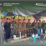 Personel Satpol PP Makassar berjaga di Posko Pengamanan wilayah Tinumbu dan perbatasan Kandea Lembo, Kecamatan Tallo, sebagai upaya menjaga ketertiban dan ketenteraman masyarakat, Rabu (01/09/2025).