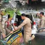 Personel Satpol PP BKO Kecamatan Rappocini melakukan patroli dan penertiban PKL di Jalan Hertasning, Rabu (01/10/2025).