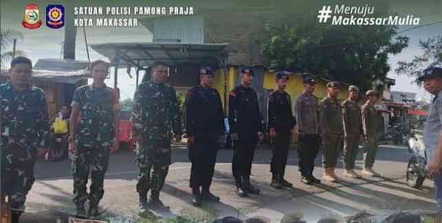Hari ke-13, Satpol PP Makassar Bersama TNI–Polri Terus Laksanakan Posko Pengamanan di Kecamatan Tallo 1 WhatsAppImage2025 10 14at11.29.03