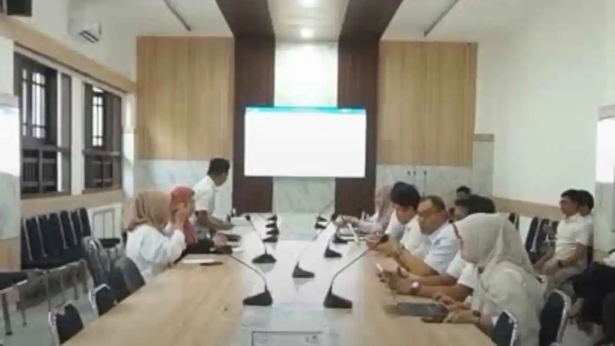 BPKAD Kota Makassar Hadiri Rapat Evaluasi Ranperda Pertanggungjawaban Pelaksanaan APBD 2024 1 Suasana rapat evaluasi Ranperda Pertanggungjawaban Pelaksanaan APBD 2024 di Ruang Rapat BKAD Provinsi Sulawesi Selatan dengan jajaran BPKAD Kota Makassar dan perangkat daerah lainnya