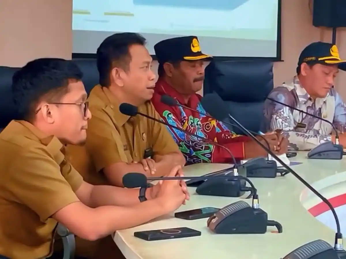 BPKAD Puncak Papua Barat Kunjungi BPKAD Kota Makassar Bahas Pengelolaan Keuangan Daerah 1 Pejabat BPKAD Kota Makassar dan BPKAD Puncak Papua Barat duduk berdampingan dalam forum kunjungan kerja pengelolaan keuangan daerah di Balai Kota Makassar