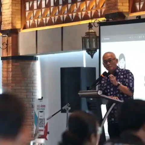 Diskominfo Makassar Gandeng Ndoro Kakung Kuatkan Humas di Era Media Sosial 11 Ndoro Kakung berdiri di podium memberikan materi kehumasan digital pada kegiatan Diskominfo Makassar di sebuah hotel kota