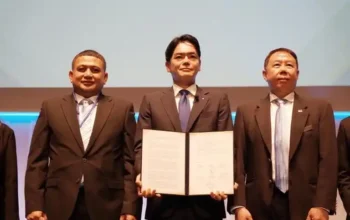 Wali Kota Makassar Munafri Arifuddin berfoto bersama Wali Kota Yokohama Takeharu Yamanaka dan pejabat Jepang setelah penandatanganan dokumen kerja sama di forum Asia Smart City Conference 2025