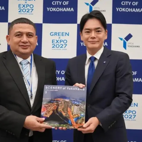 Munafri Jajaki Kerja Sama Makassar–Yokohama di Asia Smart City Conference 2025 17 Wali Kota Makassar Munafri Arifuddin berpose bersama Wali Kota Yokohama Takeharu Yamanaka sambil memegang buku Scenery of Yokohama di sela Asia Smart City Conference 2025