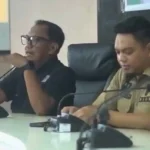 Pejabat BPKAD Kota Makassar memaparkan penerapan aplikasi OPPOKI dalam rapat sosialisasi penertiban kendaraan dinas di Balai Kota