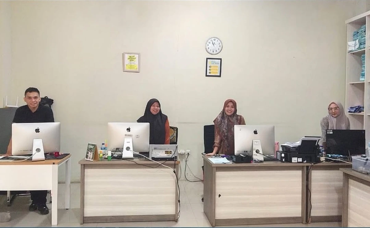 Petugas Badan Pengelolaan Keuangan dan Aset Daerah (BPKAD) Kota Makassar bersiaga di ruang layanan, mengelola data pendapatan daerah dan pelayanan wajib pajak untuk mendukung realisasi APBD 2024.