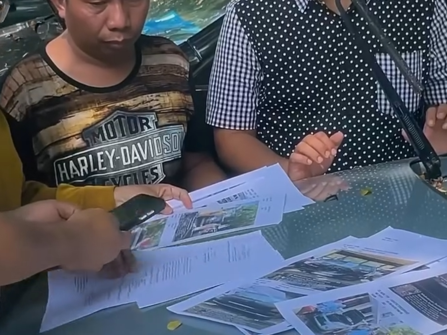 Rekonsiliasi Penertiban Kendaraan Dinas SKPD Pemkot Makassar oleh Kejari 1 Petugas menunjukkan daftar kendaraan dinas sambil mencocokkan data dan foto saat rekonsiliasi penertiban aset di lingkungan Setwan Kota Makassar