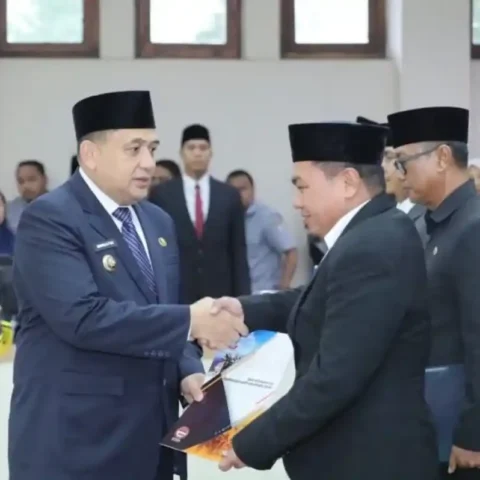 8 Pejabat Pemkot Makassar Dimutasi, Mantan Jaksa Kejagung Asrul Alimina Pimpin Bagian Hukum 12 Wali Kota Makassar Munafri Arifuddin berjabat tangan saat pelantikan pejabat Pemkot Makassar 28/10/2025