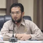 Andi Hadi Ibrahim Baso, anggota Komisi A DPRD Kota Makassar, memberikan keterangan pers mengenai persoalan kualitas air PDAM, Kantor Perumnas Makassar, 22/10/2025