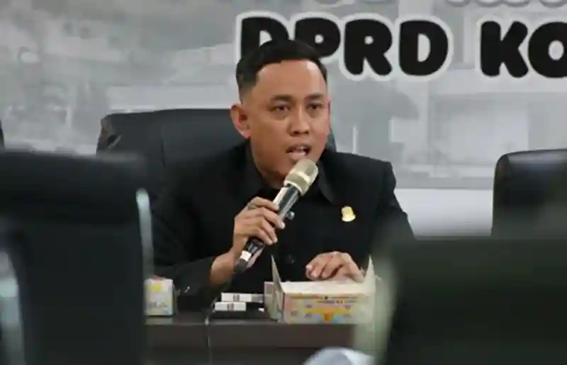 DPRD Makassar Ingatkan Camat dan Lurah untuk Jaga Netralitas dalam Pemilihan Ketua RT/RW 1 Tri Sulkarnain Ahmad, Anggota Komisi A DPRD Kota Makassar, menyampaikan penjelasan pada rapat gabungan dengan camat dan lurah se-Kota Makassar membahas pemilihan Ketua RT/RW, Rabu, 26 November 2025