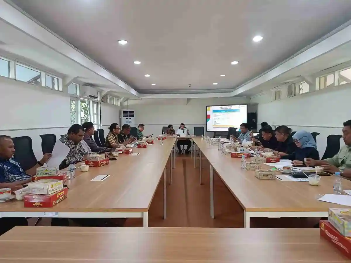 DPRD Makassar Soroti Lonjakan SILPA Rp300-400 Miliar sebagai Indikator Daya 1 Anggota Banggar DPRD Makassar Hartono dan peserta lainnya dalam rapat pembahasan APBD 2026 yang membahas persoalan lonjakan SILPA Rp300-400 miliar di kantor DPRD Kota Makassar, Kamis, 27 November 2025