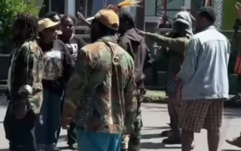 Demo Mahasiswa Papua di Makassar Ricuh Polisi Dilempari Batu 6 Demo Mahasiswa Papua di Makassar Ricuh Polisi Dilempari Batu