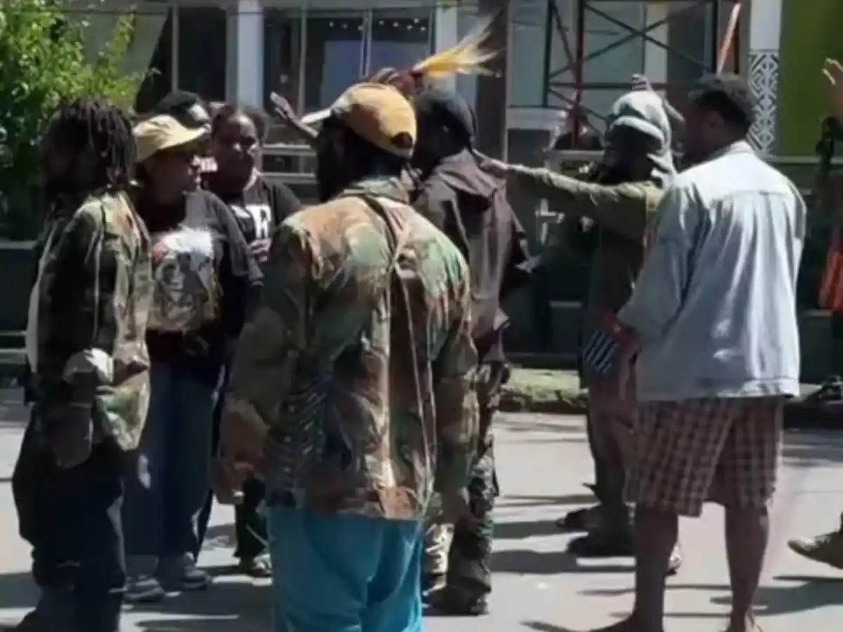 Demo Mahasiswa Papua di Makassar Ricuh Polisi Dilempari Batu