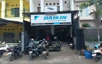 Pesangon 5 Tahun Diklaim Belum Dibayar, Daikin Dimintai Klarifikasi soal Mitra Authorized Service Partner di Makassar 8 Tampak depan kantor PT Rekayasa Tata Udara di Makassar yang menampilkan papan nama Daikin Authorized Service Partner.