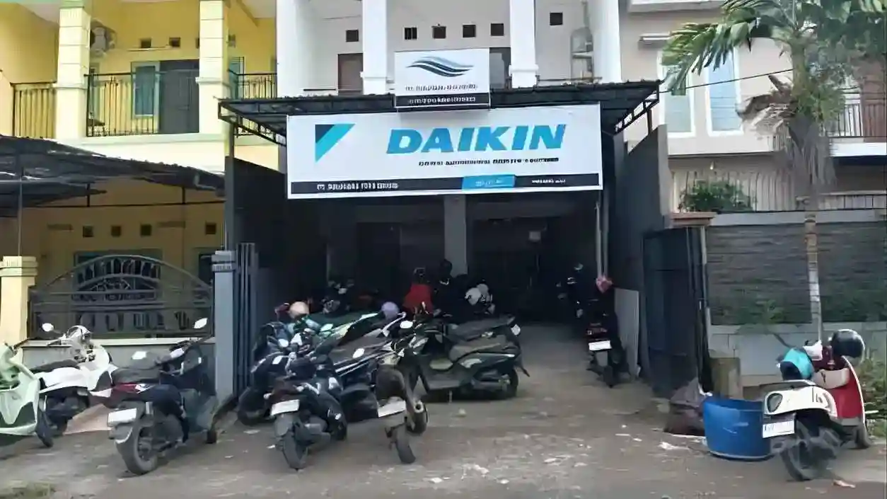 Pesangon 5 Tahun Diklaim Belum Dibayar, Daikin Dimintai Klarifikasi soal Mitra Authorized Service Partner di Makassar 2 Tampak depan kantor PT Rekayasa Tata Udara di Makassar yang menampilkan papan nama Daikin Authorized Service Partner.