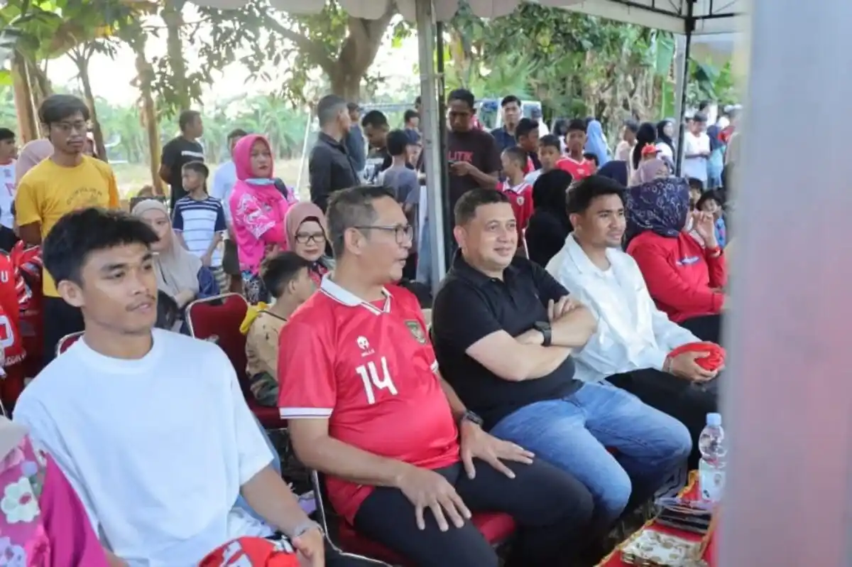 Ketua DPRD Makassar Dukung Lapangan Sepak Bola Baru untuk Talenta Muda 1 Supratman dan Munafri Arifuddin menonton Final Asnawi Mangkualam Cup 2025 di Manggala Makassar 05/10/2025