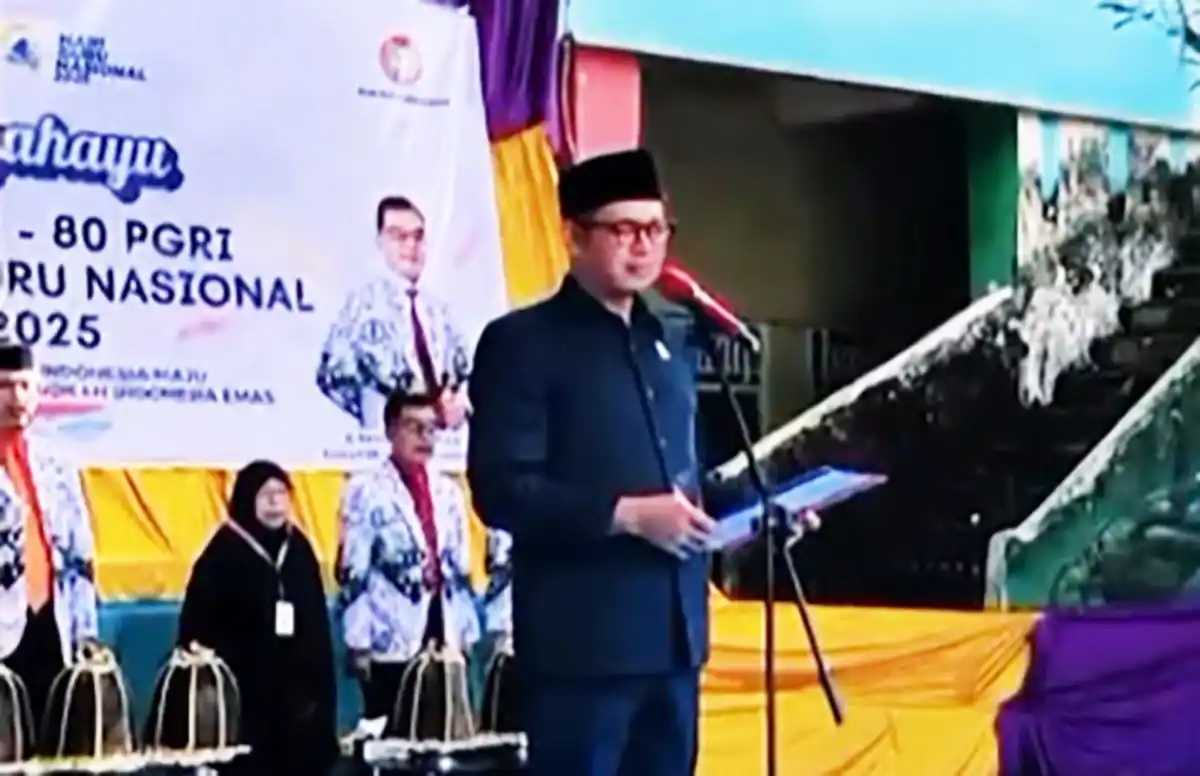 Ketua DPRD Makassar Tekankan Dedikasi Guru sebagai Kunci Kemajuan Bangsa dalam Peringatan HUT PGRI ke-80 1 Ketua DPRD Kota Makassar Supratman menyampaikan amanat sebagai pembina upacara pada peringatan Hari Guru Nasional dan HUT PGRI ke-80 di SD-SMP Rama Sejahtera, Jalan Racing Center 2, Kota Makassar, Selasa, 25 November 2025