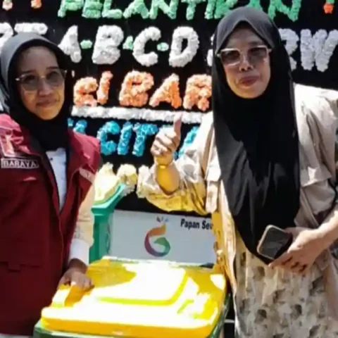 Ketua RT Baraya Bagikan Tempat Sampah Gratis Usai Dilantik