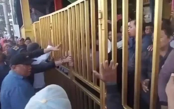 situasi Pasar Butung Makassar 09 Desember 2025, warga dorong pagar saat polemik pengelolaan