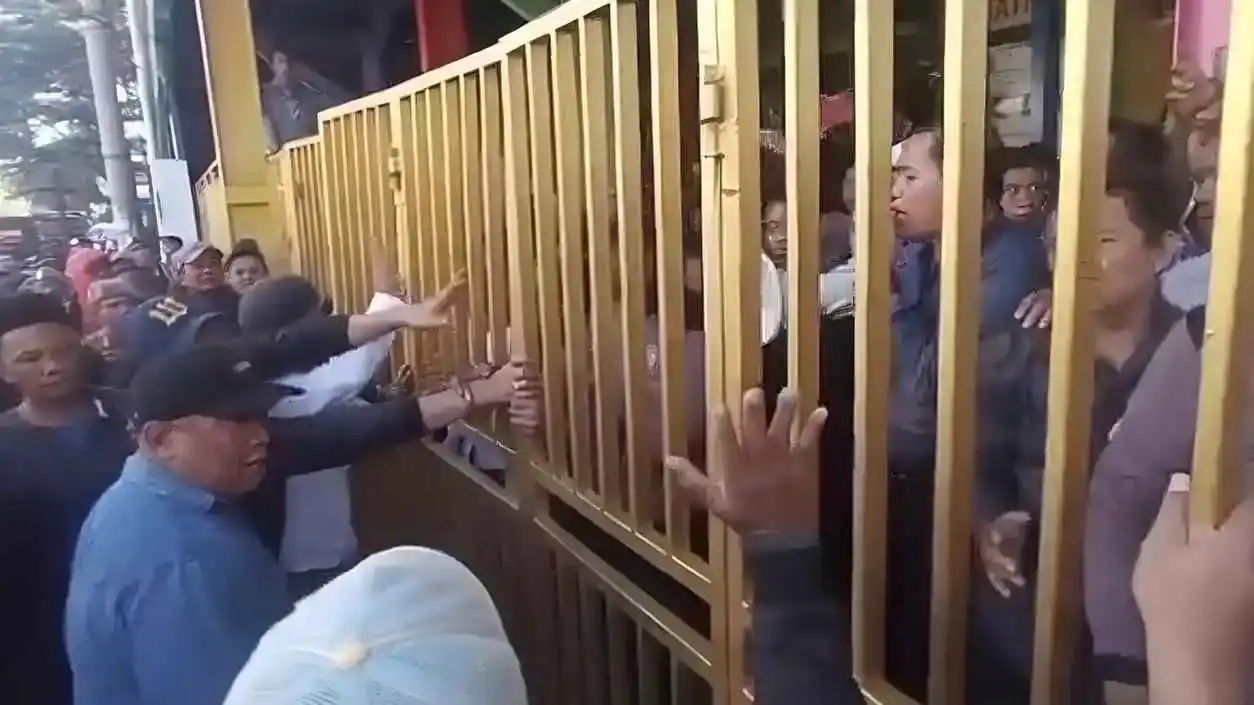 Pengelolaan Pasar Butung Belum Kembali ke Pemkot Makassar meski Putusan MA Inkrah 1 situasi Pasar Butung Makassar 09 Desember 2025, warga dorong pagar saat polemik pengelolaan