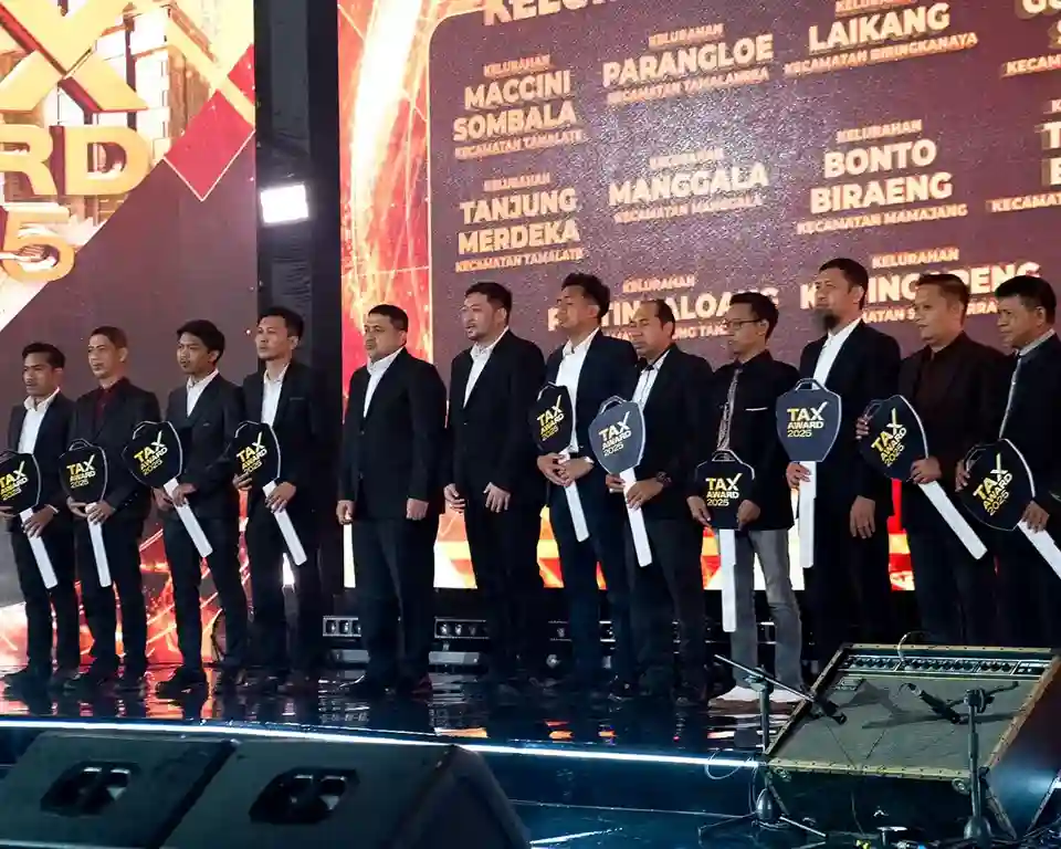 PAD Makassar Naik Rp200 Miliar, Fuad Azis Sorot Kepatuhan Pajak di Tax Award 2025 1 Penerima penghargaan Tax Award 2025 Makassar berpose dengan simbol kunci di panggung