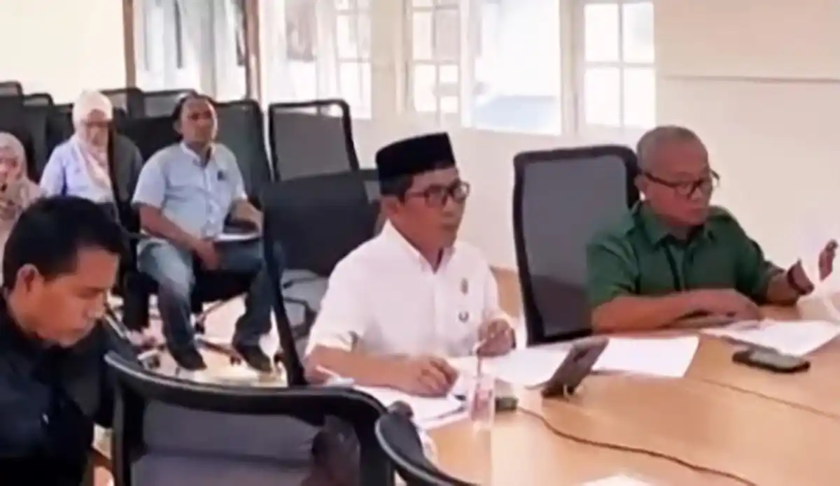 Pansus DPRD Makassar Matangkan Ranperda Fasilitas Pesantren, Target Rampung Sebelum Finalisasi 1 Rapat Pansus DPRD Makassar membahas Ranperda Fasilitas Pesantren di kantor sementara Perumnas 30/10/2025