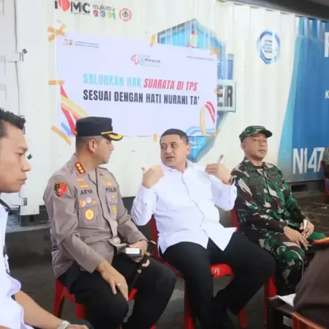 Wali Kota Makassar Munafri Arifuddin berbincang dengan Kapolrestabes dan Dandim saat meninjau pemilihan RT di salah satu TPS di Kota Makassar