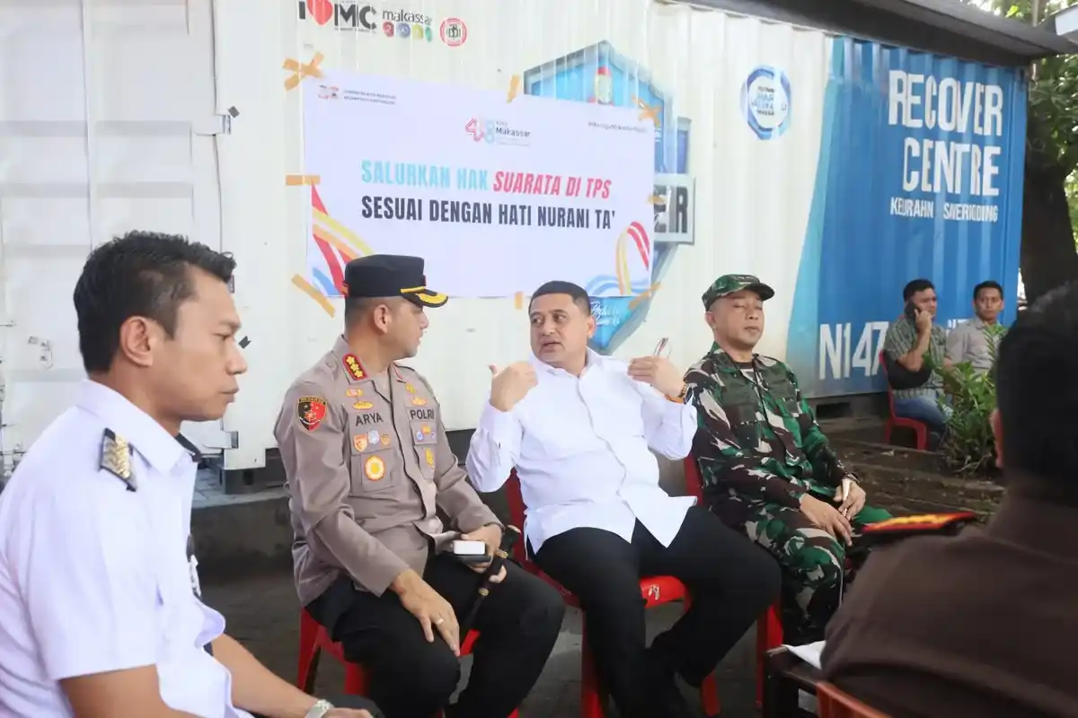 Pemilihan RT Serentak di Makassar, Munafri dan Aliyah Pantau TPS hingga Lima Kecamatan 1 Wali Kota Makassar Munafri Arifuddin berbincang dengan Kapolrestabes dan Dandim saat meninjau pemilihan RT di salah satu TPS di Kota Makassar